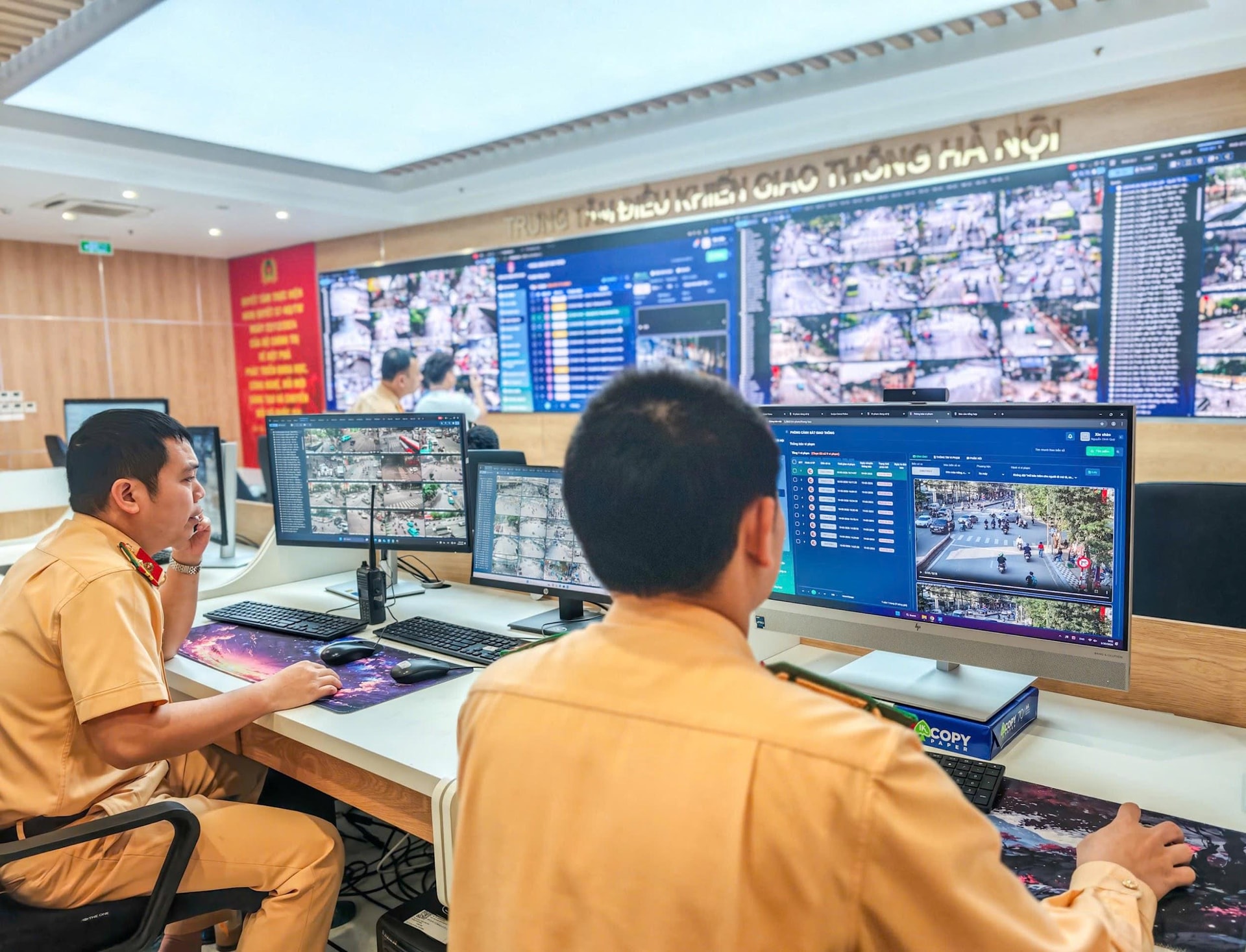 Camera AI xử l&yacute; vi phạm giao th&ocirc;ng 24 / 24 tại H&agrave; Nội: Phạt l&ecirc;n đến 22 triệu đồng - Ảnh 1.