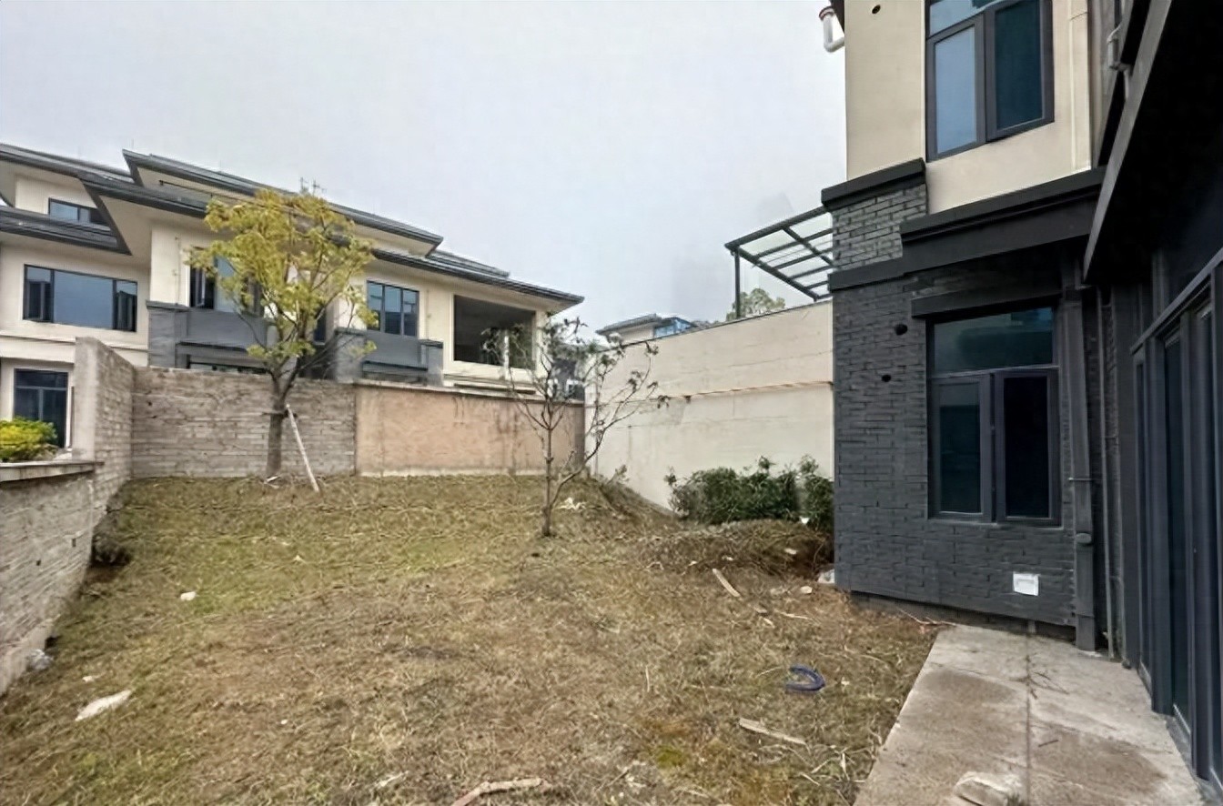 Bỏ hơn 7 tỷ mua biệt thự, 3 năm sau t&ocirc;i chỉ muốn quay lại ở chung cư: 5 c&aacute;i gi&aacute; &iacute;t ai t&iacute;nh trước - Ảnh 1.