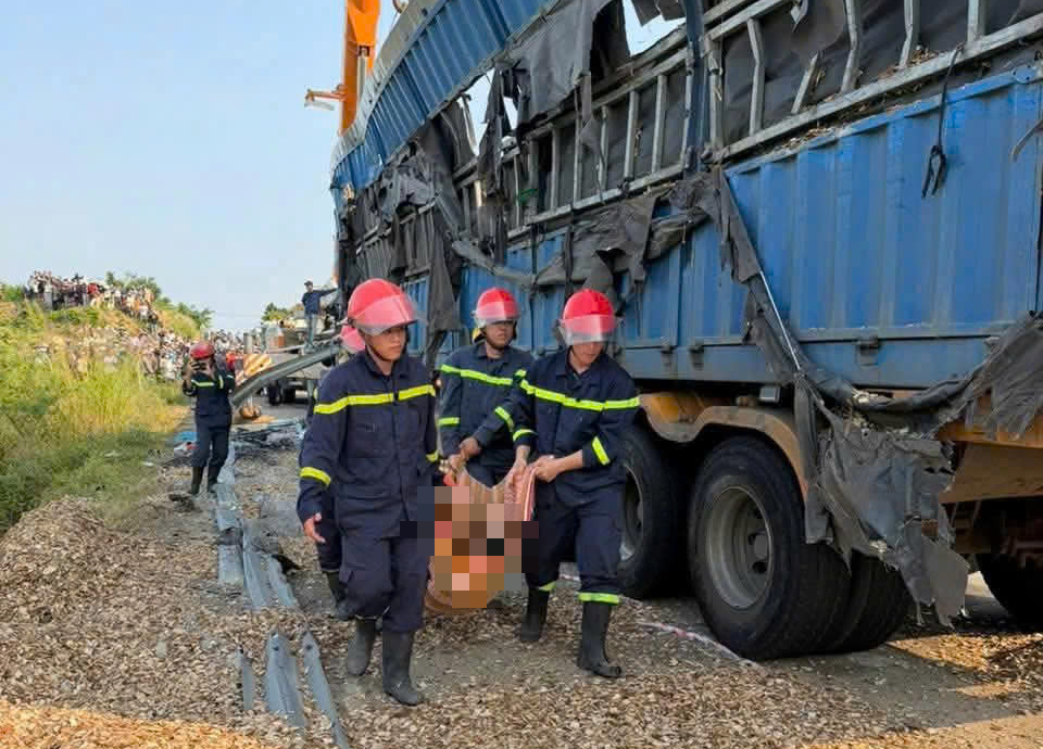 Khoảnh khắc đ&aacute;ng sợ xe container t&ocirc;ng xe m&aacute;y , Camera h&agrave;nh tr&igrave;nh ghi lại 3 người tử vong - Ảnh 1.