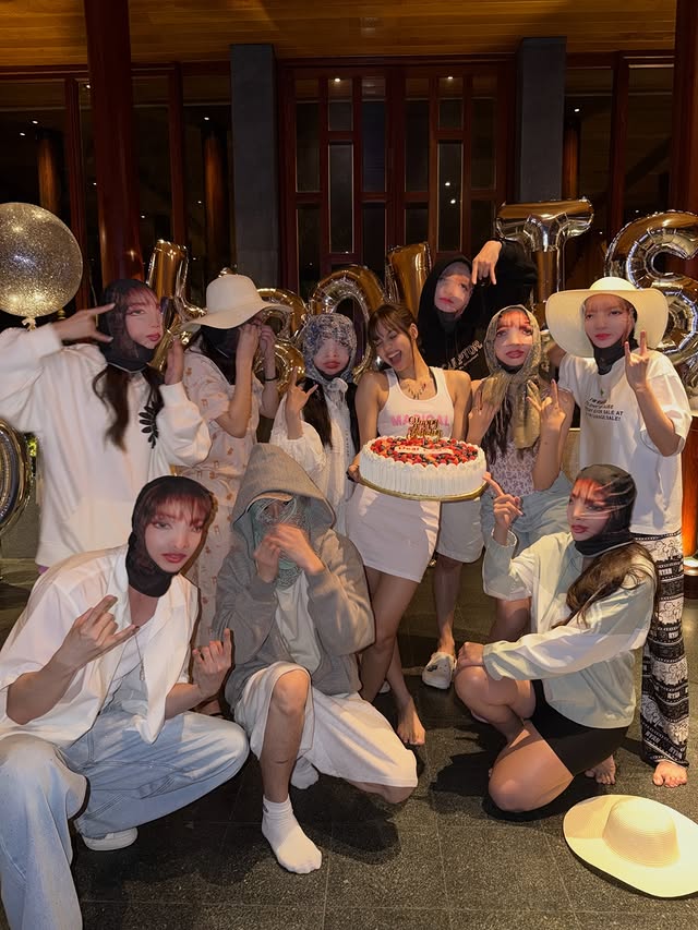 Lisa BLACKPINK sinh nhật 29 tuổi rực rỡ b&ecirc;n bạn b&egrave; v&agrave; những khoảnh khắc đ&aacute;ng nhớ - Ảnh 11.