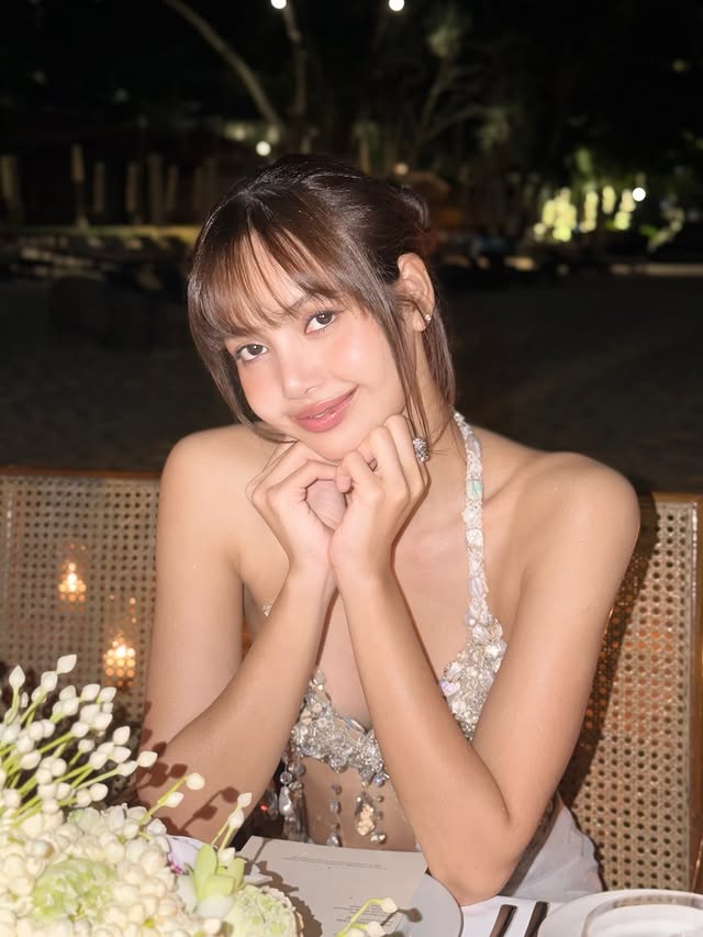 Lisa BLACKPINK sinh nhật 29 tuổi rực rỡ b&ecirc;n bạn b&egrave; v&agrave; những khoảnh khắc đ&aacute;ng nhớ - Ảnh 2.