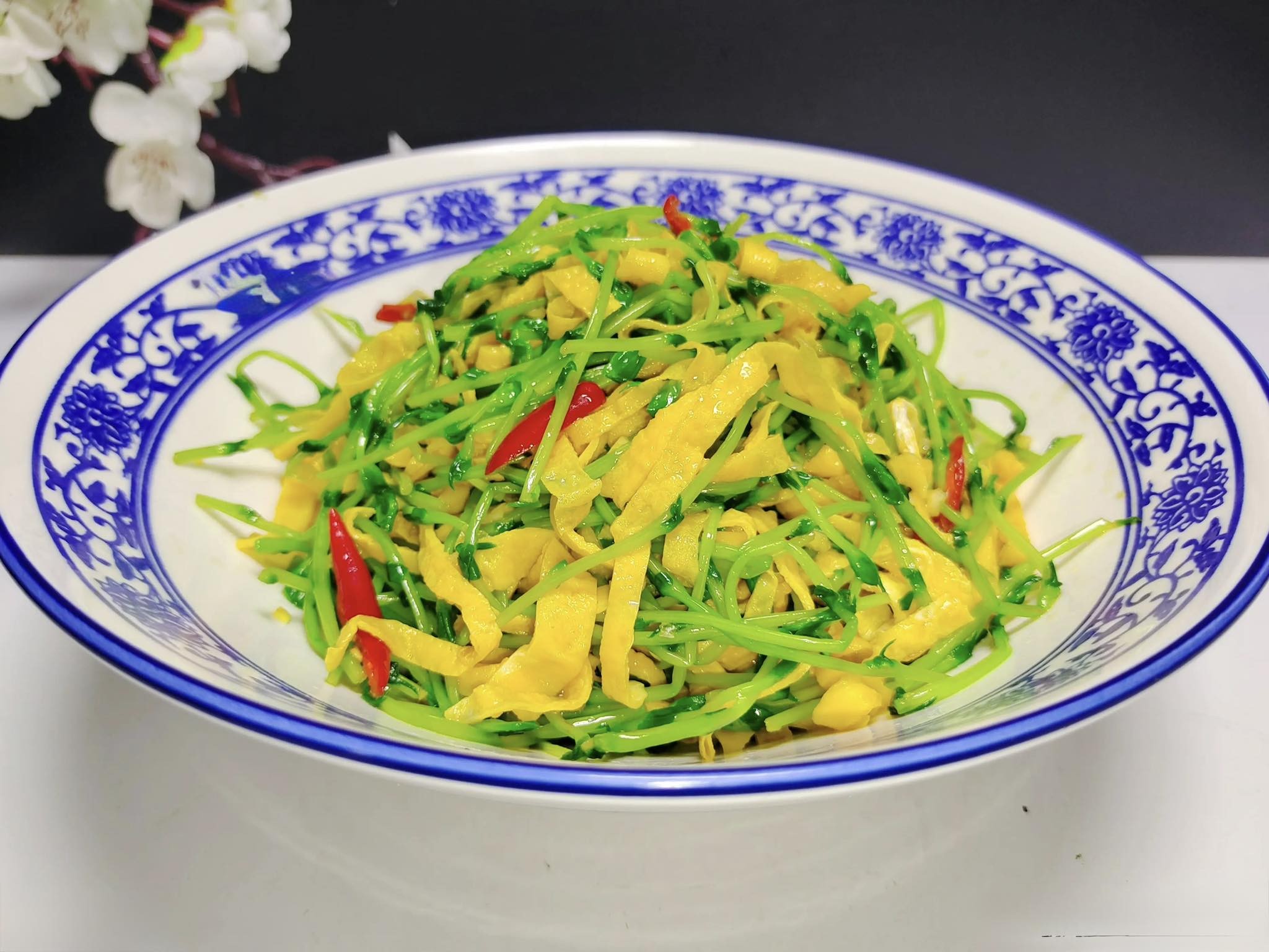 Chỉ cần chần và đảo đều là bạn đã có món ăn tươi ngon, giòn tan, lành mạnh lại bổ dưỡng - Ảnh 1.