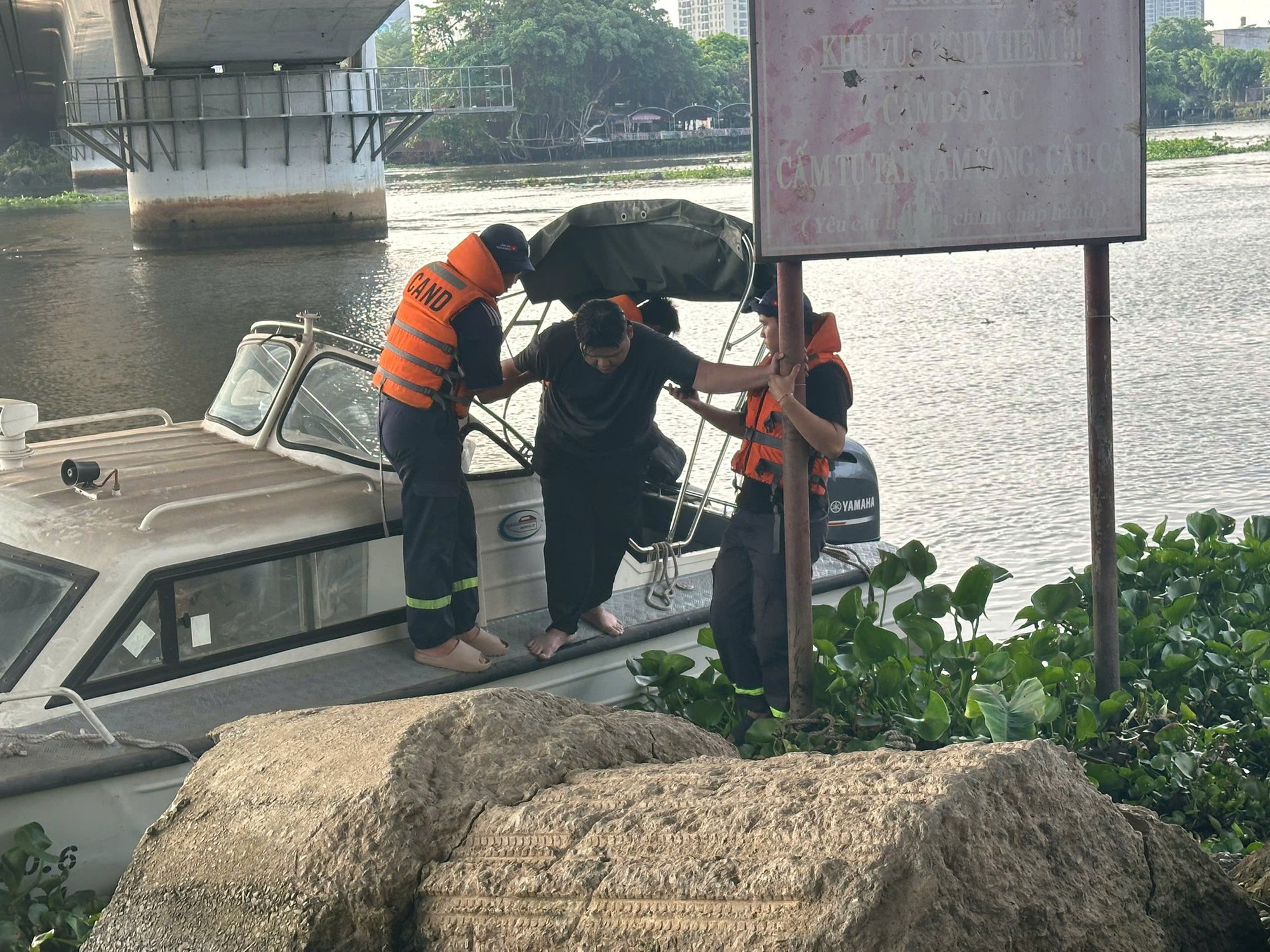 Nam thanh ni&ecirc;n 21 tuổi sống s&oacute;t nhờ b&aacute;m v&iacute;u v&agrave;o lục b&igrave;nh tại cầu Ph&uacute; Long - Ảnh 2.