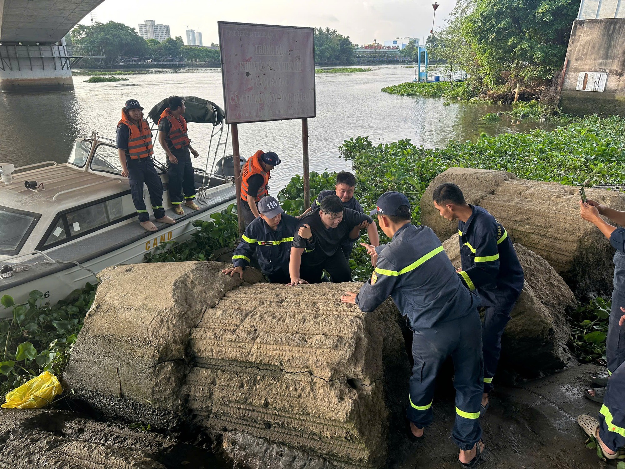 Nam thanh ni&ecirc;n 21 tuổi sống s&oacute;t nhờ b&aacute;m v&iacute;u v&agrave;o lục b&igrave;nh tại cầu Ph&uacute; Long - Ảnh 3.