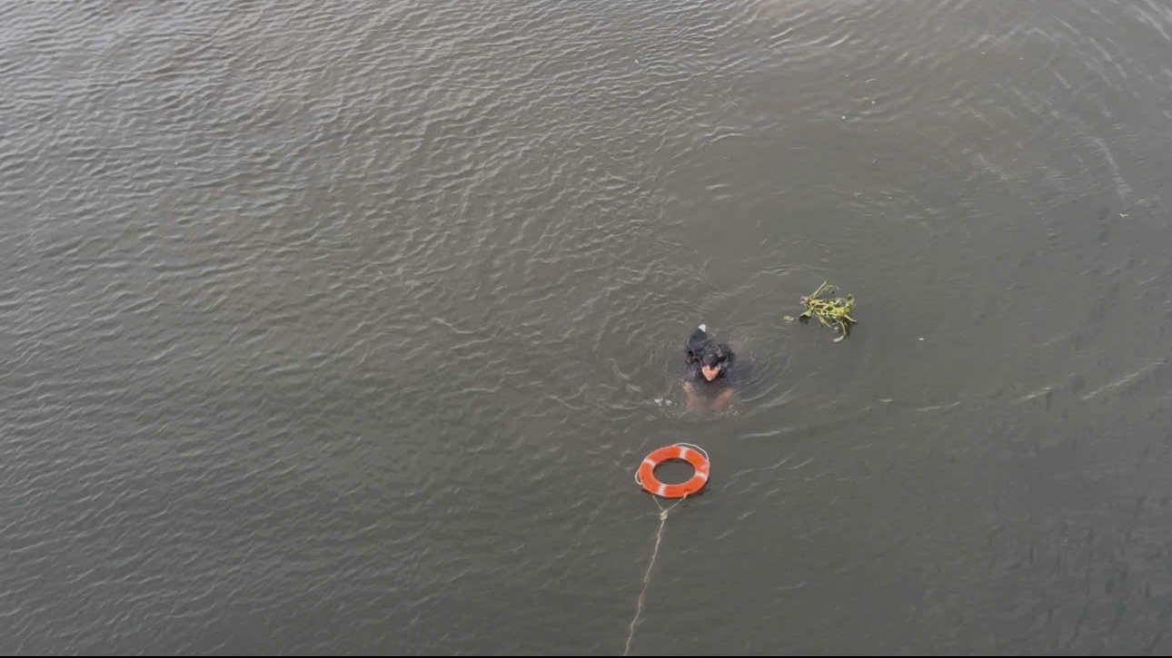 Nam thanh ni&ecirc;n 21 tuổi sống s&oacute;t nhờ b&aacute;m v&iacute;u v&agrave;o lục b&igrave;nh tại cầu Ph&uacute; Long - Ảnh 1.