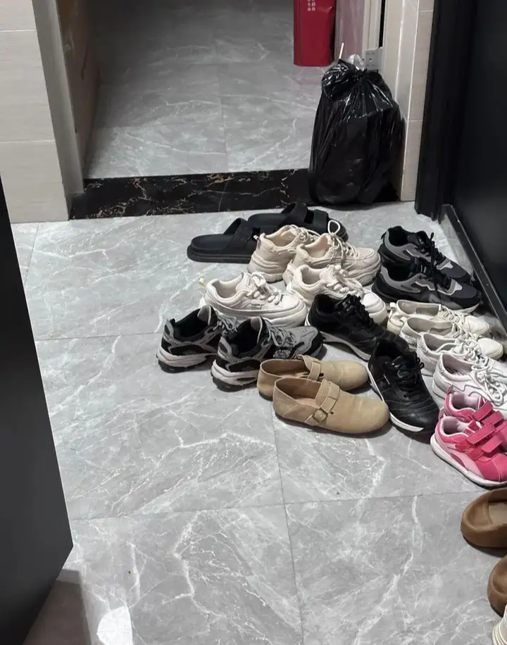 H&agrave;ng x&oacute;m để gi&agrave;y d&eacute;p bốc m&ugrave;i trước cửa: N&ecirc;n l&agrave;m g&igrave; để kh&ocirc;ng &ldquo;chiến tranh h&agrave;nh lang&rdquo; m&agrave; vẫn giữ nh&agrave; sạch sẽ? - Ảnh 1.