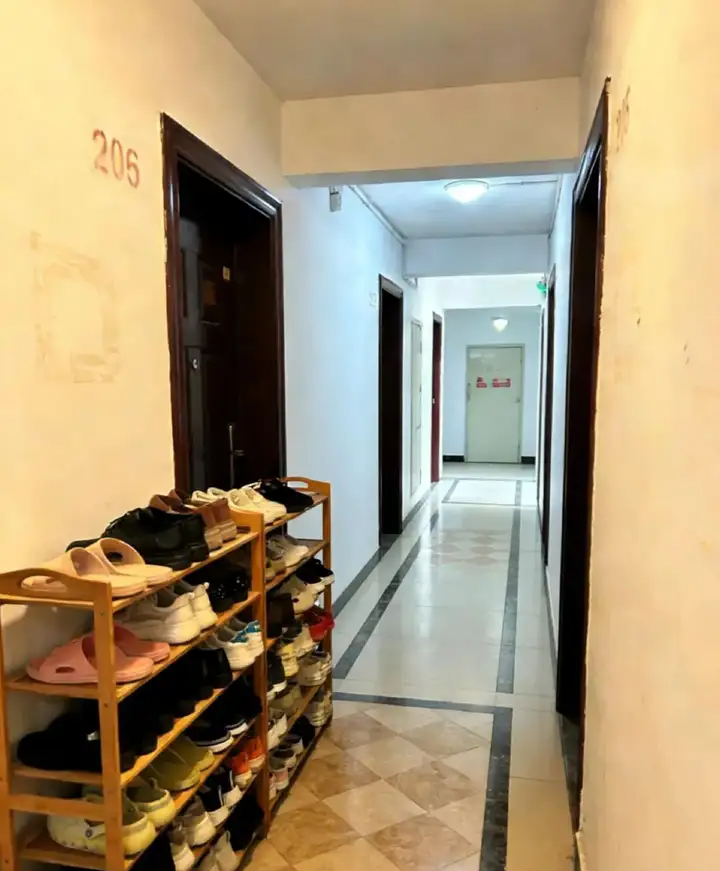 H&agrave;ng x&oacute;m để gi&agrave;y d&eacute;p bốc m&ugrave;i trước cửa: N&ecirc;n l&agrave;m g&igrave; để kh&ocirc;ng &ldquo;chiến tranh h&agrave;nh lang&rdquo; m&agrave; vẫn giữ nh&agrave; sạch sẽ? - Ảnh 2.