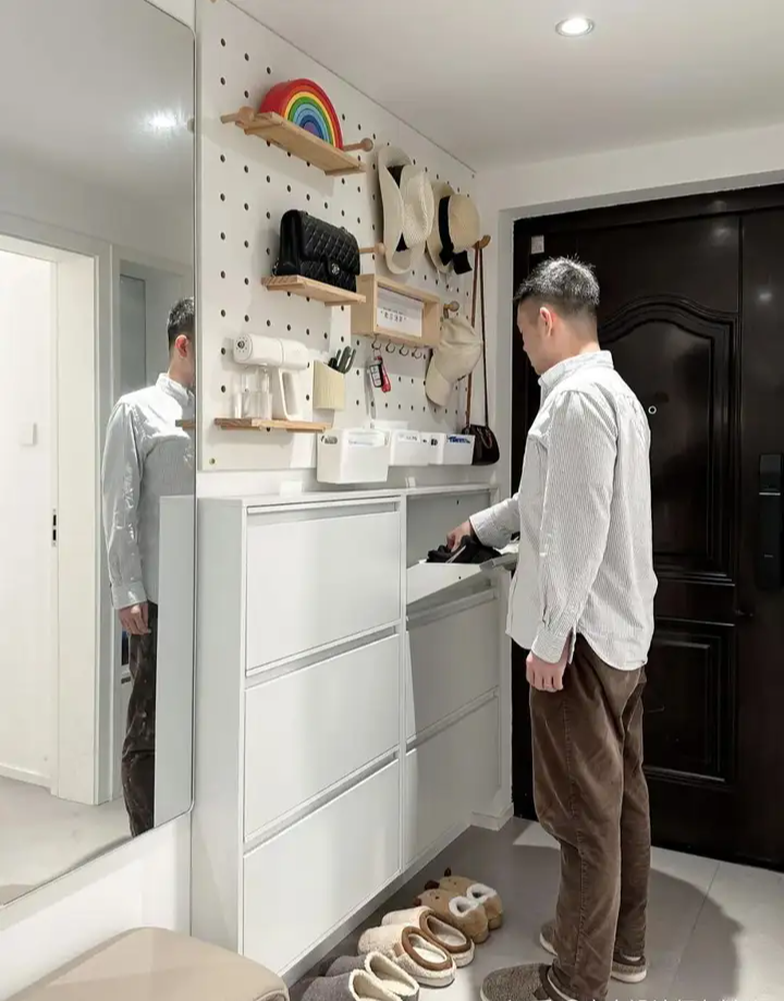 H&agrave;ng x&oacute;m để gi&agrave;y d&eacute;p bốc m&ugrave;i trước cửa: N&ecirc;n l&agrave;m g&igrave; để kh&ocirc;ng &ldquo;chiến tranh h&agrave;nh lang&rdquo; m&agrave; vẫn giữ nh&agrave; sạch sẽ? - Ảnh 3.