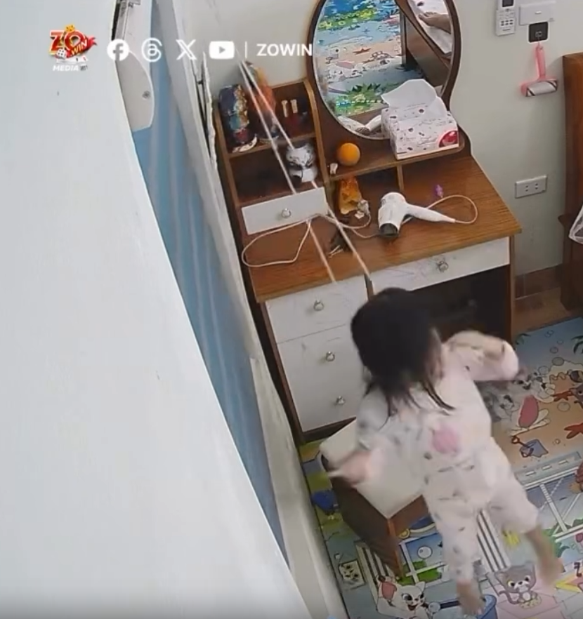 Clip b&eacute; g&aacute;i nghịch ngợm b&ecirc;n cạnh r&egrave;m cửa, chỉ v&agrave;i gi&acirc;y sau đ&atilde; khiến d&acirc;n t&igrave;nh được phen th&oacute;t cả tim - Ảnh 3.