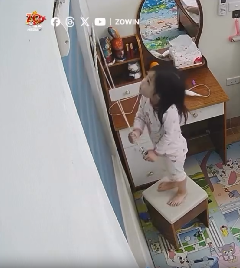 Clip b&eacute; g&aacute;i nghịch ngợm b&ecirc;n cạnh r&egrave;m cửa, chỉ v&agrave;i gi&acirc;y sau đ&atilde; khiến d&acirc;n t&igrave;nh được phen th&oacute;t cả tim - Ảnh 1.