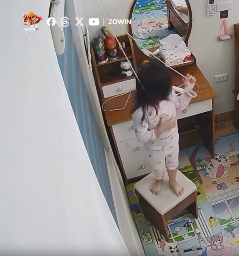 Clip b&eacute; g&aacute;i nghịch ngợm b&ecirc;n cạnh r&egrave;m cửa, chỉ v&agrave;i gi&acirc;y sau đ&atilde; khiến d&acirc;n t&igrave;nh được phen th&oacute;t cả tim - Ảnh 2.