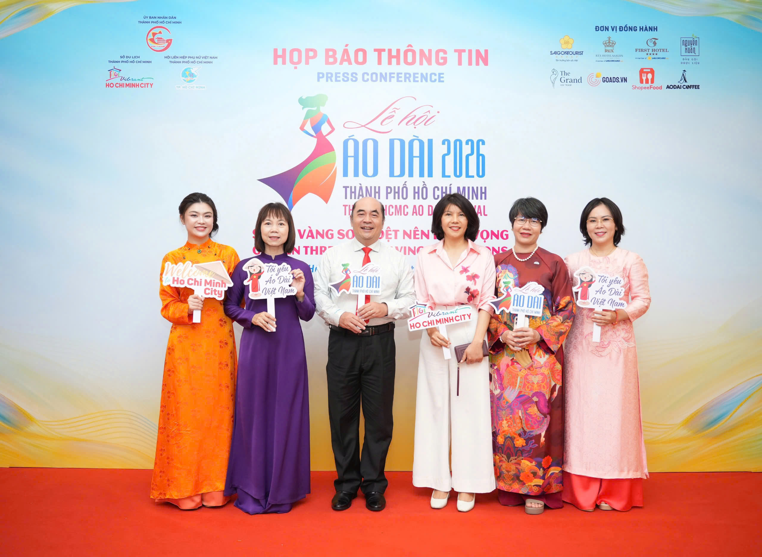 Doanh nhân Nguyễn Thị Phương Trang trở thành Đại sứ Lễ hội Áo dài TP.HCM 2026 - Ảnh 2.