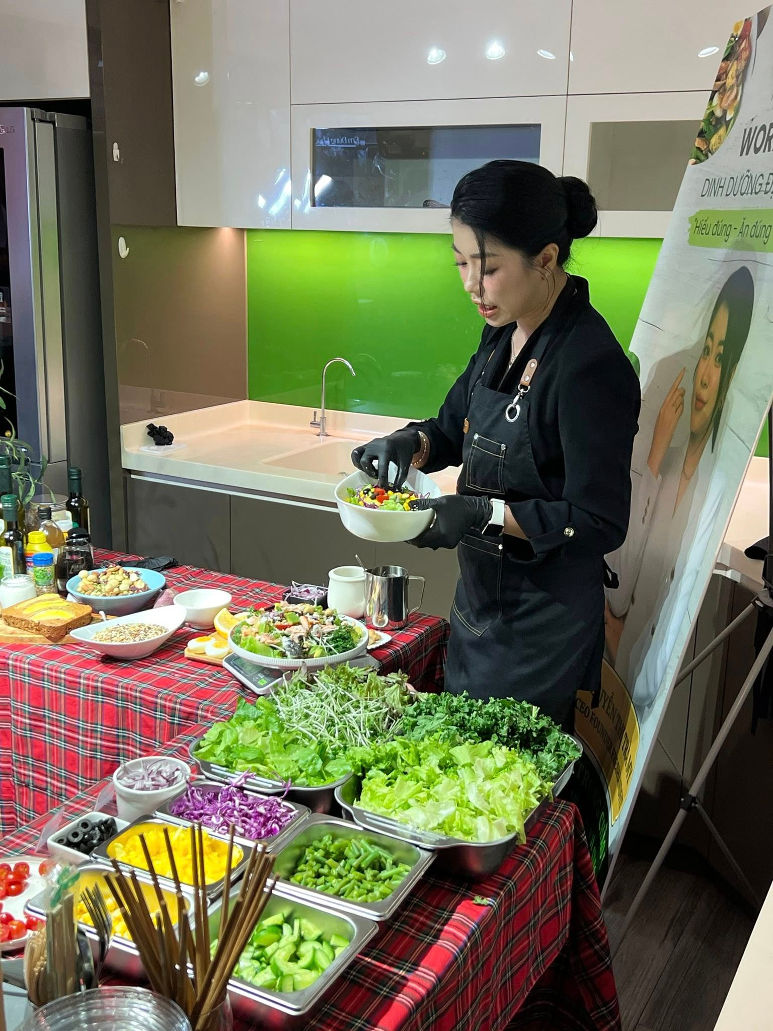 Ăn uống kh&ocirc;ng &aacute;p lực để con khỏe mạnh, mẹ nh&agrave;n t&ecirc;nh: Chăm con theo th&aacute;p dinh dưỡng - c&aacute;ch của hotmom 4 con Helen Nguyễn - Ảnh 1.