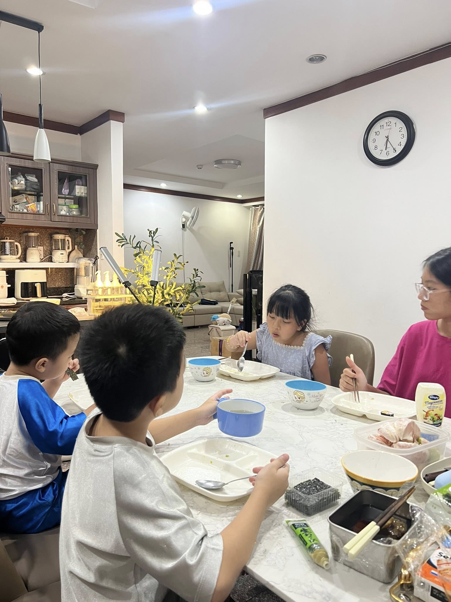 Ăn uống kh&ocirc;ng &aacute;p lực để con khỏe mạnh, mẹ nh&agrave;n t&ecirc;nh: Chăm con theo th&aacute;p dinh dưỡng - c&aacute;ch của hotmom 4 con Helen Nguyễn - Ảnh 3.