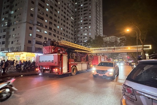 Ch&aacute;y căn hộ chung cư HH Linh Đ&agrave;m: 1 Người ngạt kh&oacute;i phải nhập viện - Ảnh 1.