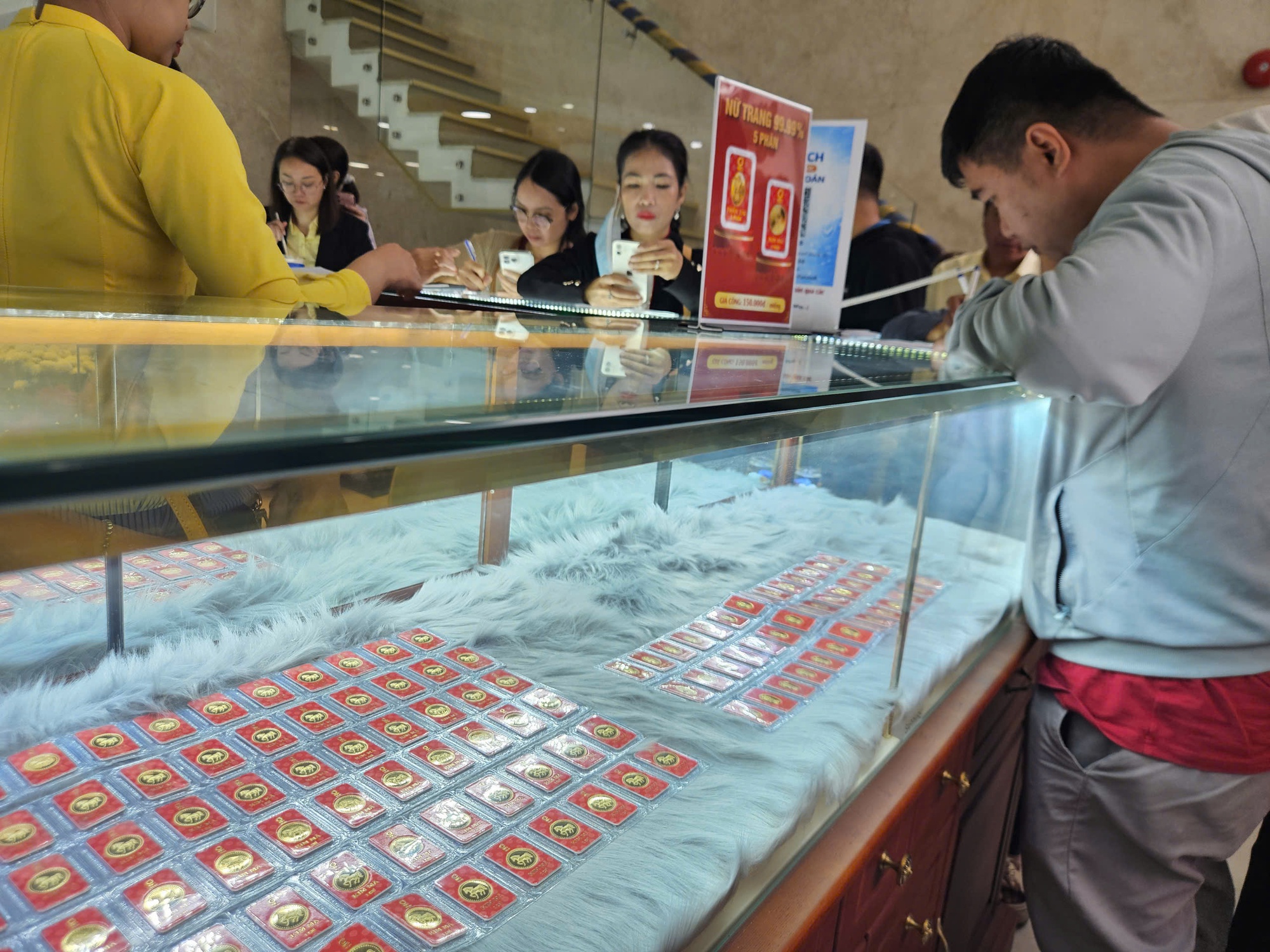 Gi&aacute; v&agrave;ng miếng SJC giảm mạnh hơn 6 triệu đồng trong v&agrave;i ng&agrave;y th&aacute;ng 3 năm 2026 - Ảnh 2.