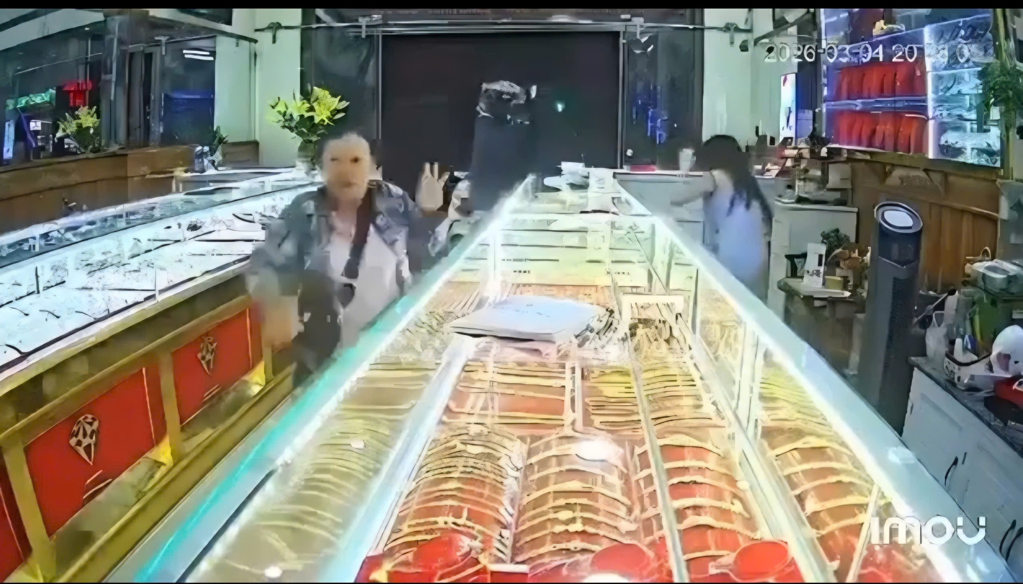 CLIP: Người đ&agrave;n &ocirc;ng bịt k&iacute;n mặt x&ocirc;ng v&agrave;o tiệm v&agrave;ng với nhiều h&agrave;nh động lạ - Ảnh 1.