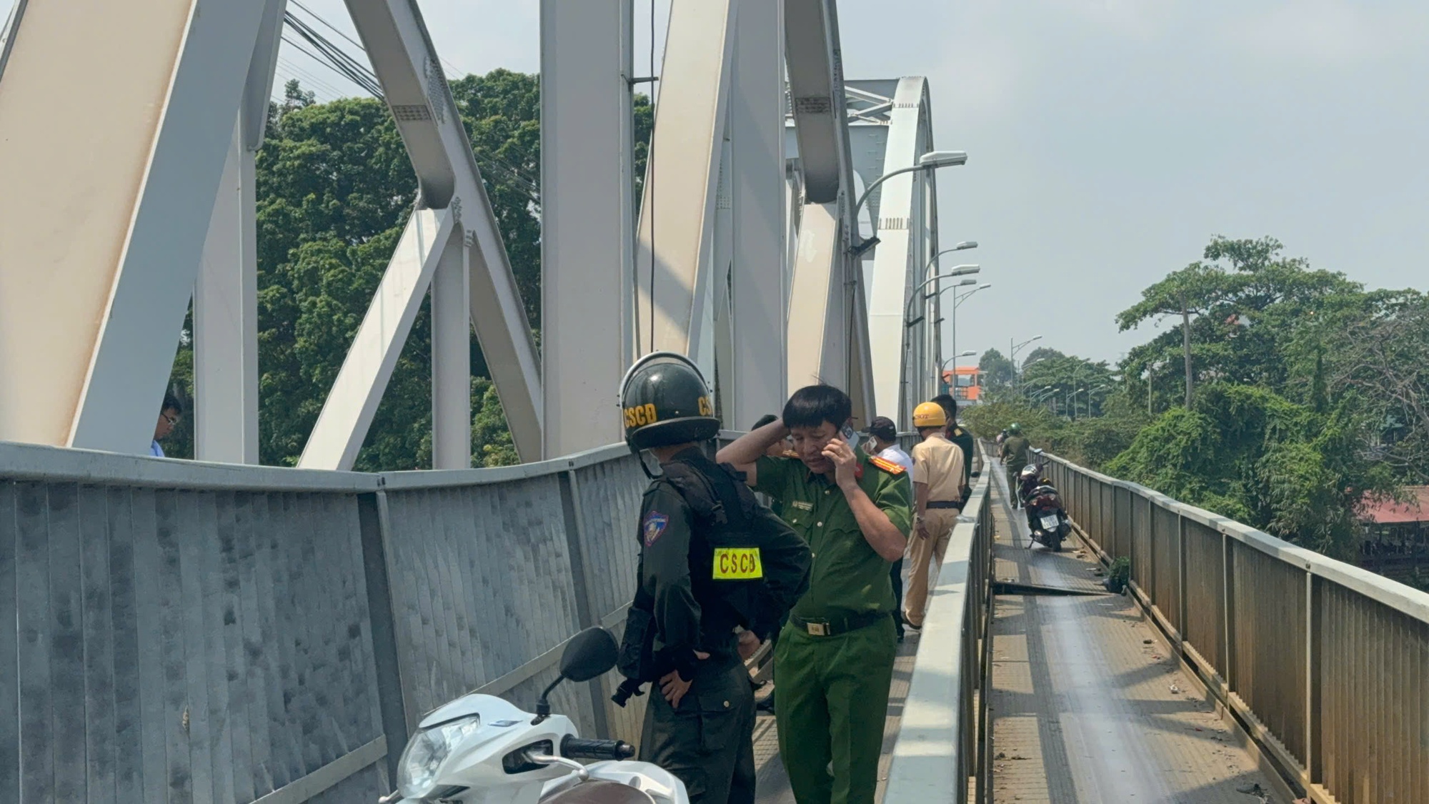 S&agrave; lan va chạm cầu Ghềnh, nhiều người đi xe m&aacute;y ng&atilde; nh&aacute;o nh&agrave;o - Ảnh 2.