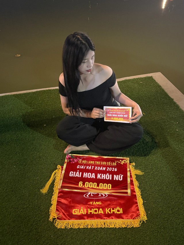 Xuất hiện hoa kh&ocirc;i đấu vật hội l&agrave;ng: 1 m&igrave;nh 