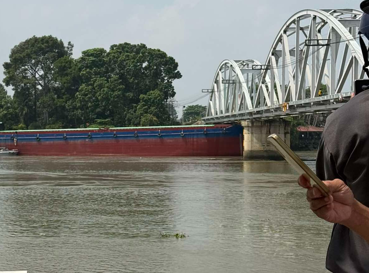 S&agrave; lan va chạm cầu Ghềnh, nhiều người đi xe m&aacute;y ng&atilde; nh&aacute;o nh&agrave;o - Ảnh 1.