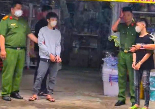 Bắt hai nghi phạm vụ người đ&agrave;n &ocirc;ng tử vong tr&ecirc;n vỉa h&egrave; ở Nha Trang - Ảnh 1.