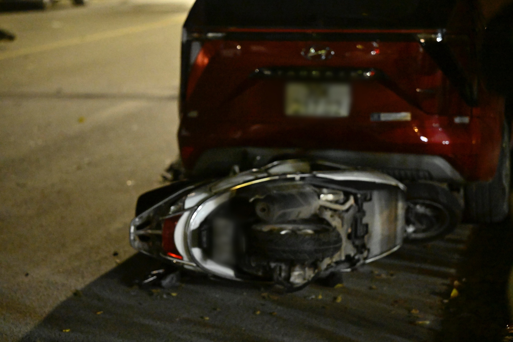 Hiện trường &ocirc; t&ocirc; t&ocirc;ng li&ecirc;n ho&agrave;n ở H&agrave; Nội, 7 xe hư hỏng nằm giữa phố, nhiều người bị thương- Ảnh 9.