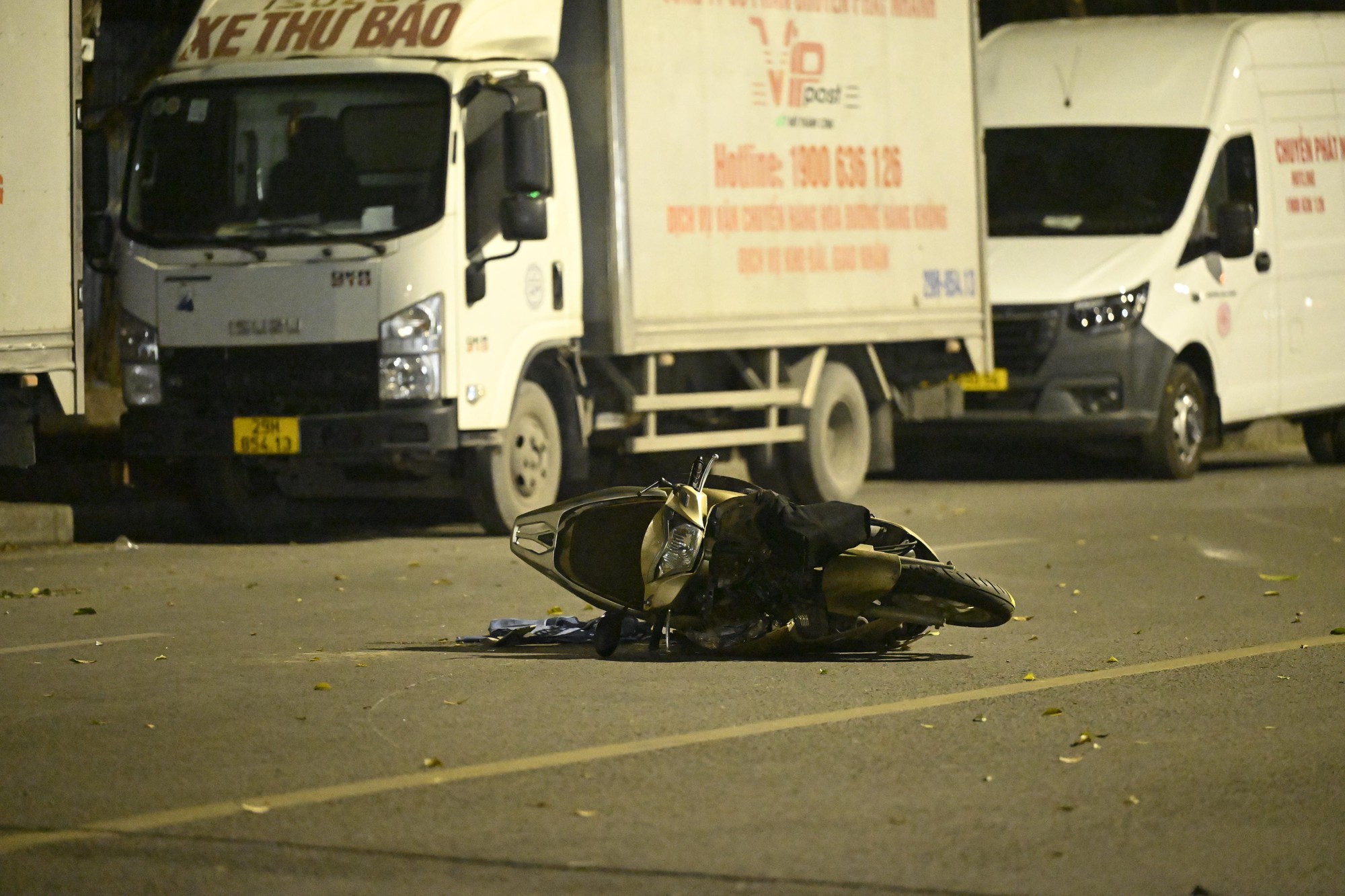 Hiện trường &ocirc; t&ocirc; t&ocirc;ng li&ecirc;n ho&agrave;n ở H&agrave; Nội, 7 xe hư hỏng nằm giữa phố, nhiều người bị thương- Ảnh 8.