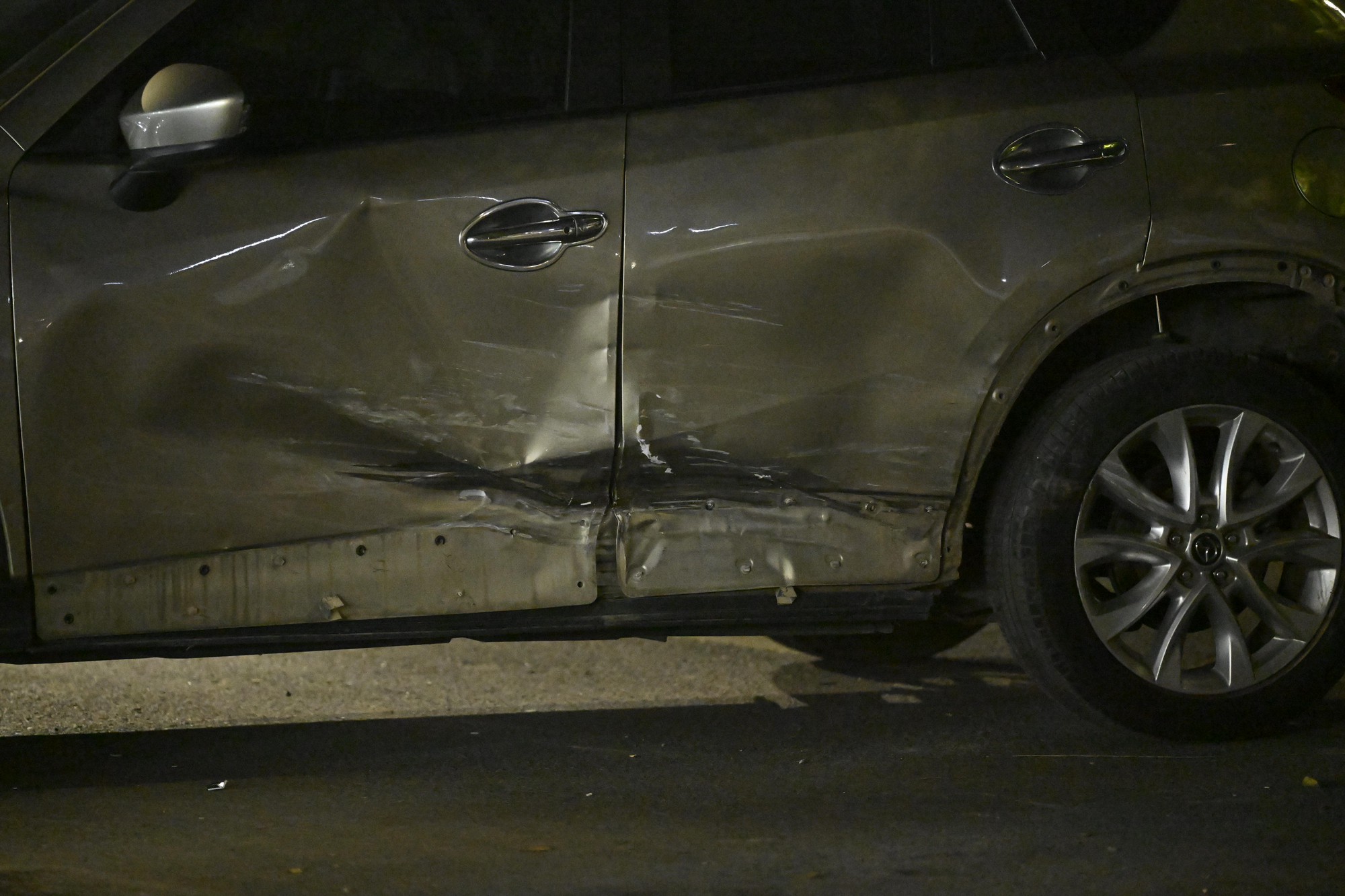 Hiện trường &ocirc; t&ocirc; t&ocirc;ng li&ecirc;n ho&agrave;n ở H&agrave; Nội, 7 xe hư hỏng nằm giữa phố, nhiều người bị thương- Ảnh 4.