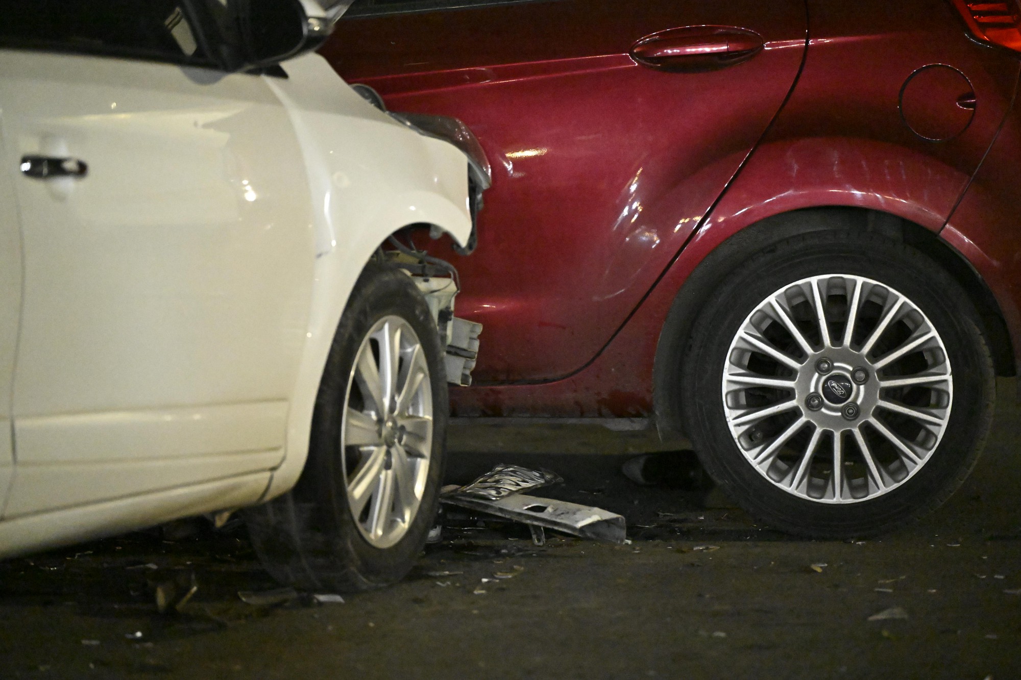 Hiện trường &ocirc; t&ocirc; t&ocirc;ng li&ecirc;n ho&agrave;n ở H&agrave; Nội, 7 xe hư hỏng nằm giữa phố, nhiều người bị thương- Ảnh 5.