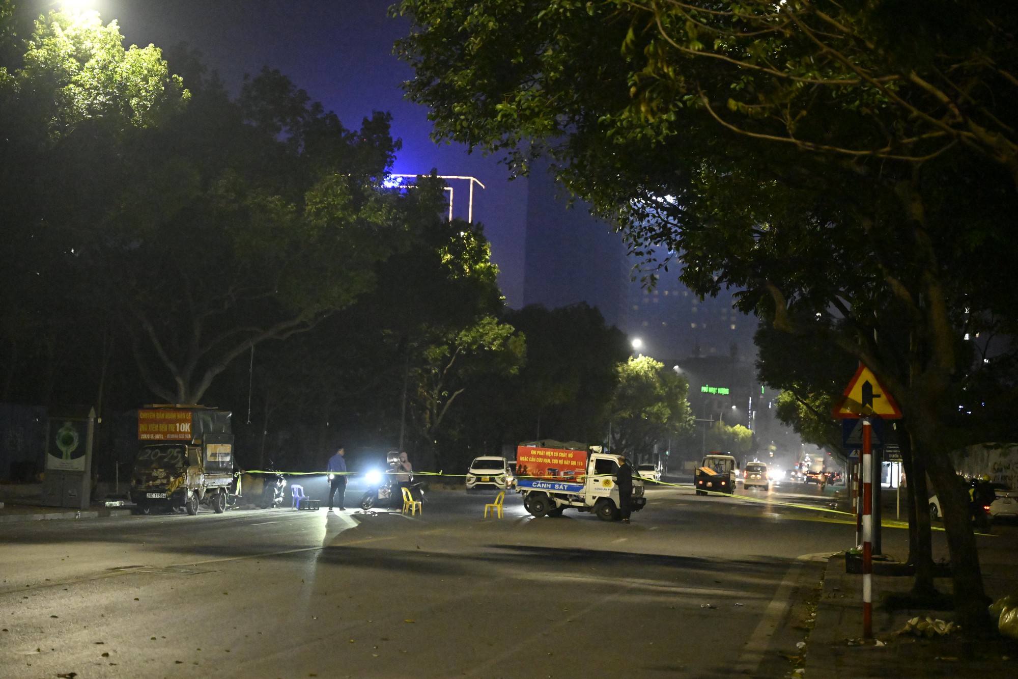 Hiện trường &ocirc; t&ocirc; t&ocirc;ng li&ecirc;n ho&agrave;n ở H&agrave; Nội, 7 xe hư hỏng nằm giữa phố, nhiều người bị thương- Ảnh 15.