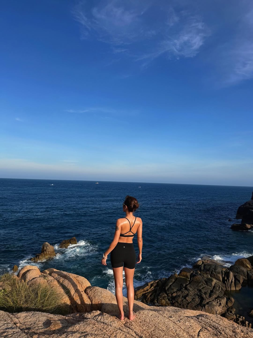 Phương Ly khoe bụng phẳng, eo thon b&eacute; x&iacute;u trong bikini quyến rũ: Rất chăm tập m&ocirc;n thể thao vạn người m&ecirc;, đốt 400-600 calo/giờ- Ảnh 5.