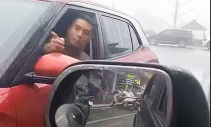 &Ocirc; t&ocirc; 22A-240.09 đi ngược chiều, t&agrave;i xế kh&ocirc;ng nhường đường c&ograve;n th&aacute;ch thức 