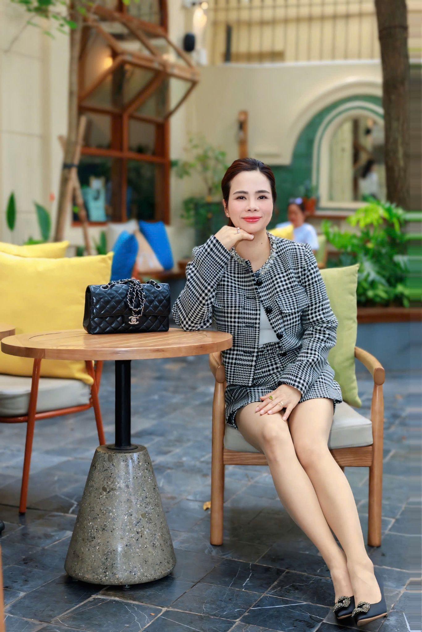 Doanh nh&acirc;n Tuấn Hương g&acirc;y ch&uacute; &yacute; cộng đồng mạng với caption cuốn h&uacute;t về phong th&aacute;i phụ nữ- Ảnh 4.