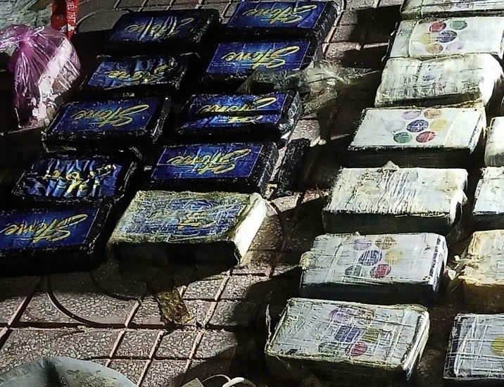 Nhặt ve chai ở biển K&ecirc; G&agrave;, ph&aacute;t hiện t&uacute;i chứa 24 b&aacute;nh nghi ma t&uacute;y - Ảnh 1.