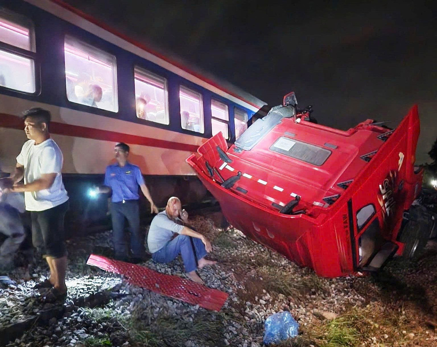 Xe đầu k&eacute;o vượt r&agrave;o chắn, bị t&agrave;u hỏa t&ocirc;ng g&atilde;y đ&ocirc;i ở Quảng Ng&atilde;i - Ảnh 3.