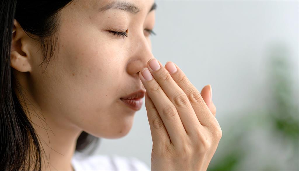 Vẫn bị h&ocirc;i miệng d&ugrave; đ&aacute;nh răng bao nhi&ecirc;u lần đi nữa, b&aacute;c sĩ tiết lộ 