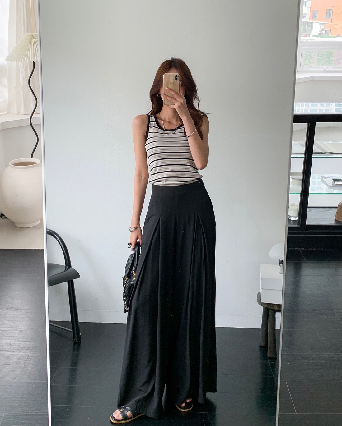 5 Cách phối đồ quần đen đơn giản mà sang chảnh cho phái đẹp năm 2026 - Ảnh 3. 5 Cách phối đồ quần đen đơn giản mà sang chảnh cho phái đẹp năm 2026 - Ảnh 3.