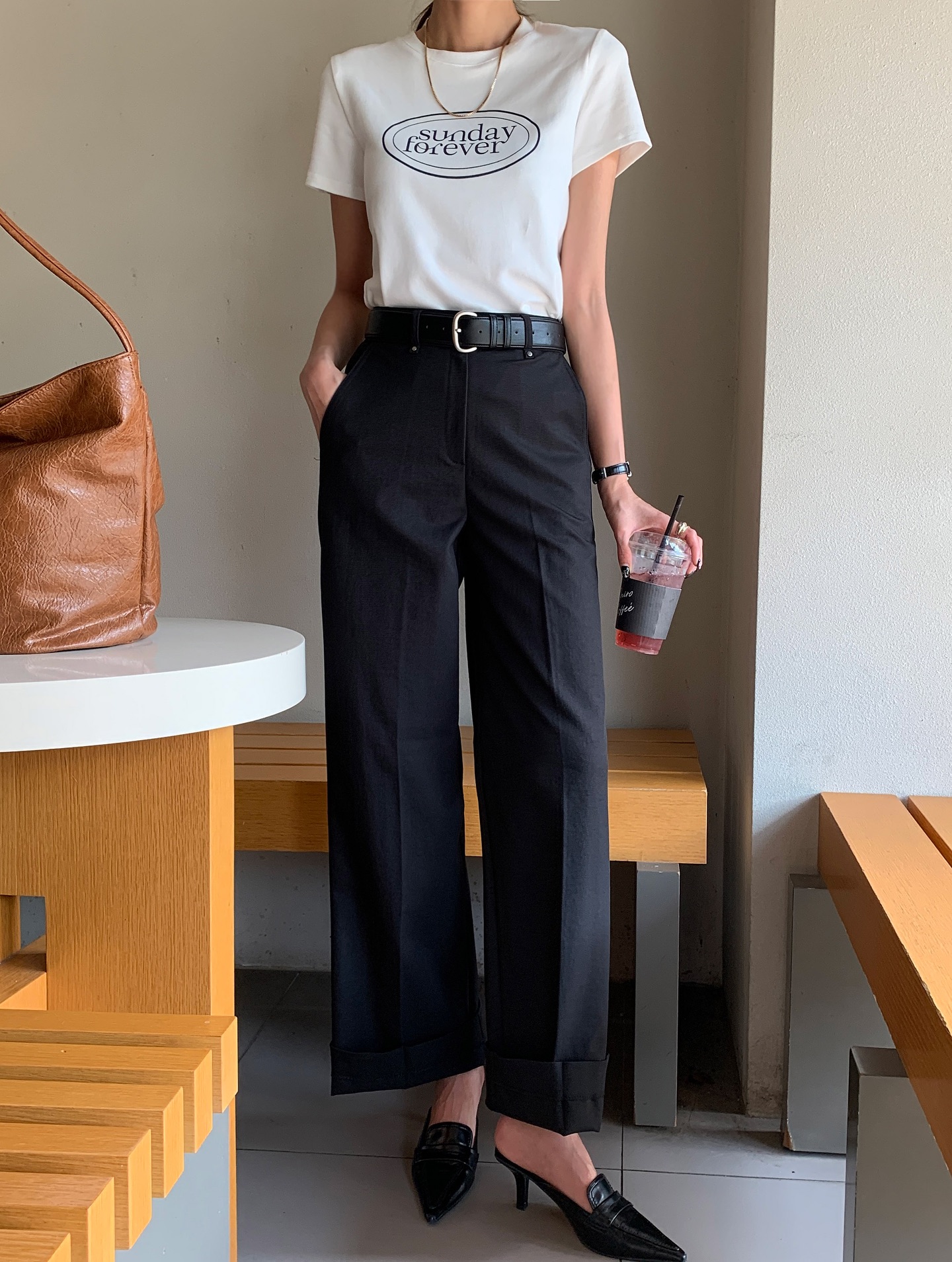 5 Cách phối đồ quần đen đơn giản mà sang chảnh cho phái đẹp năm 2026 - Ảnh 8. 5 Cách phối đồ quần đen đơn giản mà sang chảnh cho phái đẹp năm 2026 - Ảnh 8.