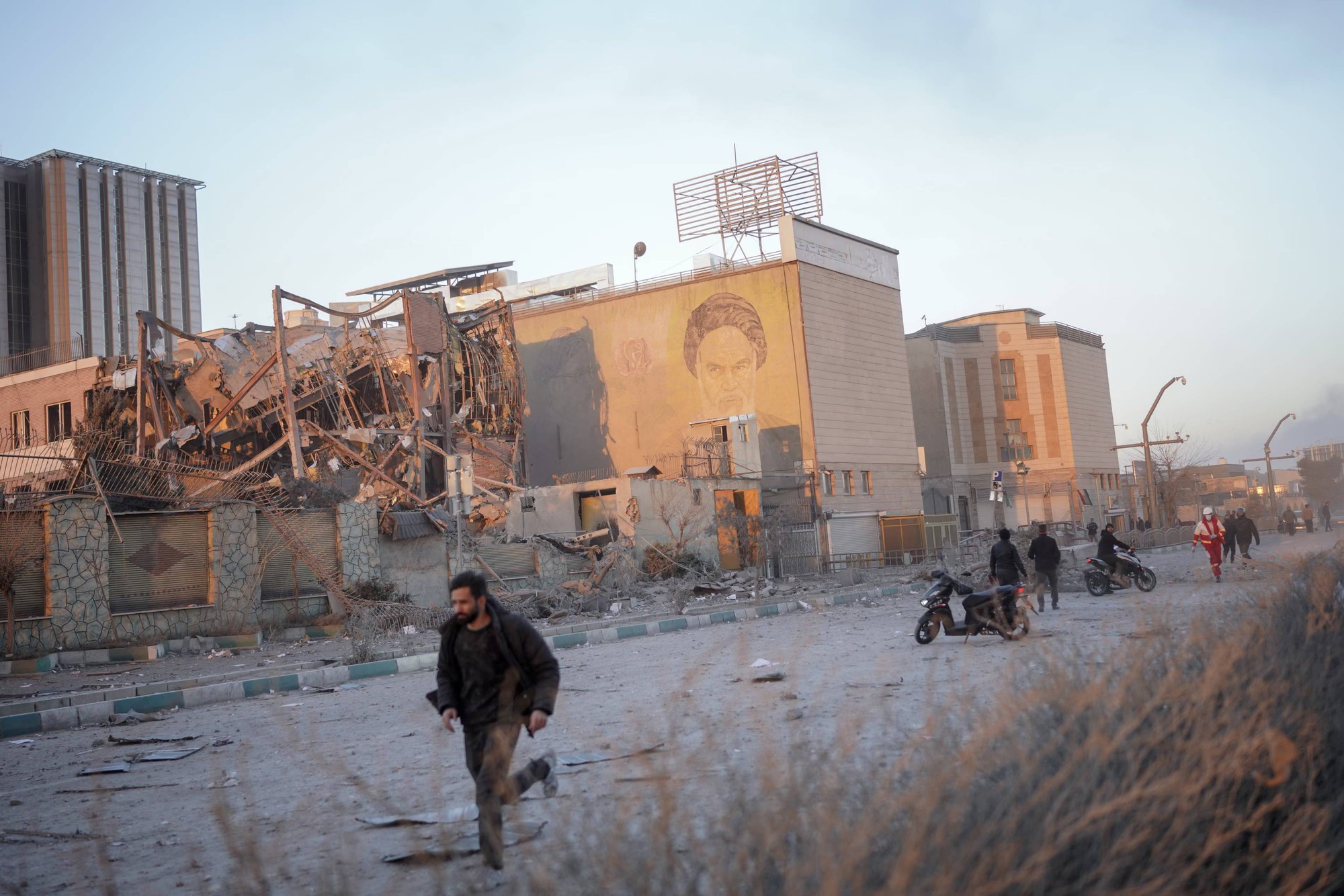 Nh&igrave;n lại xung đột Iran: Một tuần đau thương với 1 . 200 Người thiệt mạng - Ảnh 31.