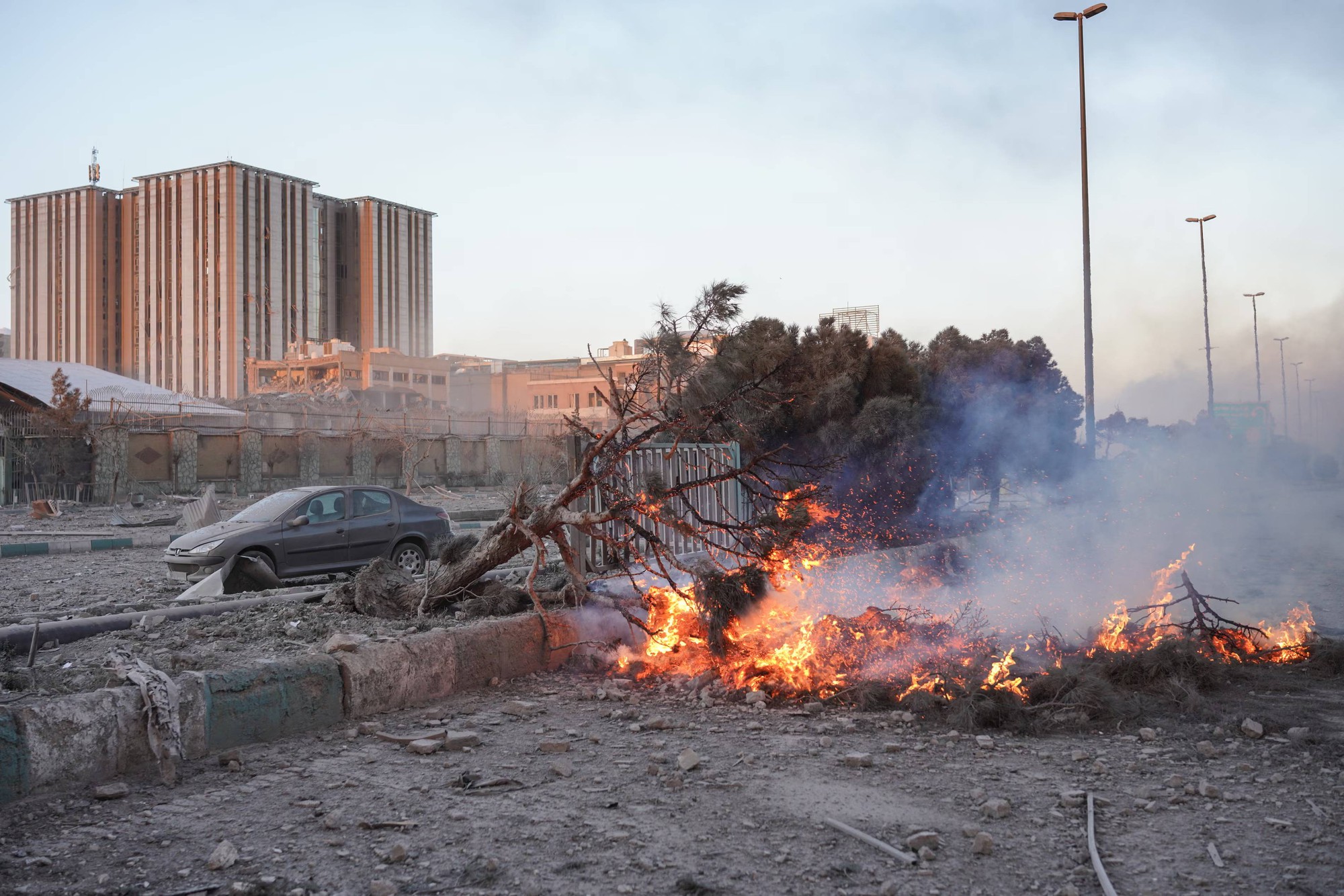 Nh&igrave;n lại xung đột Iran: Một tuần đau thương với 1 . 200 Người thiệt mạng - Ảnh 29.