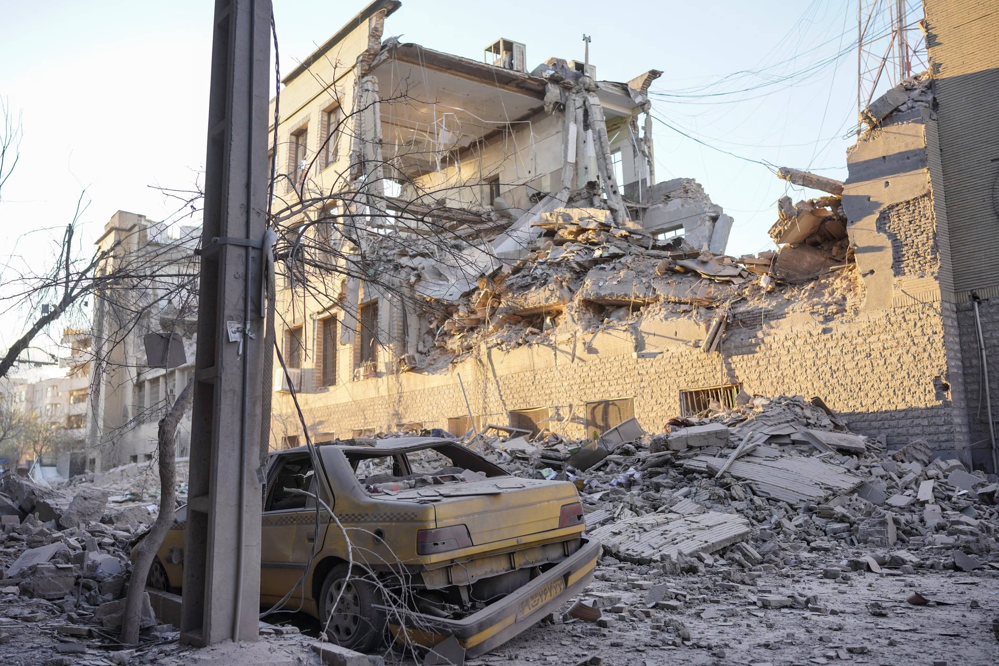 Nh&igrave;n lại xung đột Iran: Một tuần đau thương với 1 . 200 Người thiệt mạng - Ảnh 30.