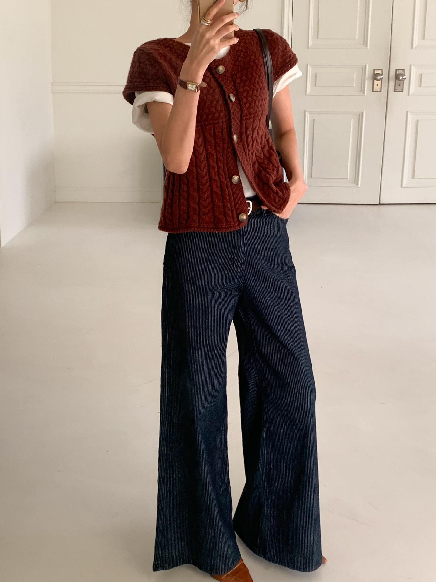 5 Cách phối đồ quần đen đơn giản mà sang chảnh cho phái đẹp năm 2026 - Ảnh 6. 5 Cách phối đồ quần đen đơn giản mà sang chảnh cho phái đẹp năm 2026 - Ảnh 6.