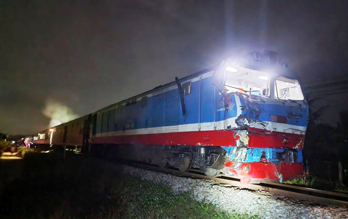 Xe đầu k&eacute;o vượt r&agrave;o chắn, bị t&agrave;u hỏa t&ocirc;ng g&atilde;y đ&ocirc;i ở Quảng Ng&atilde;i - Ảnh 4.