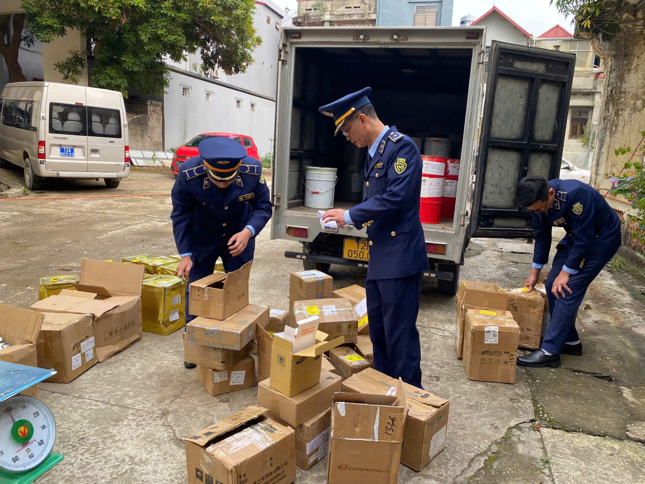 Đột xuất kiểm tra nhiều điểm kinh doanh tr&ecirc;n cả nước: H&agrave;ng loạt vi phạm phơi b&agrave;y, tịch thu, ti&ecirc;u hủy h&agrave;ng ngh&igrave;n sản phẩm - Ảnh 1.