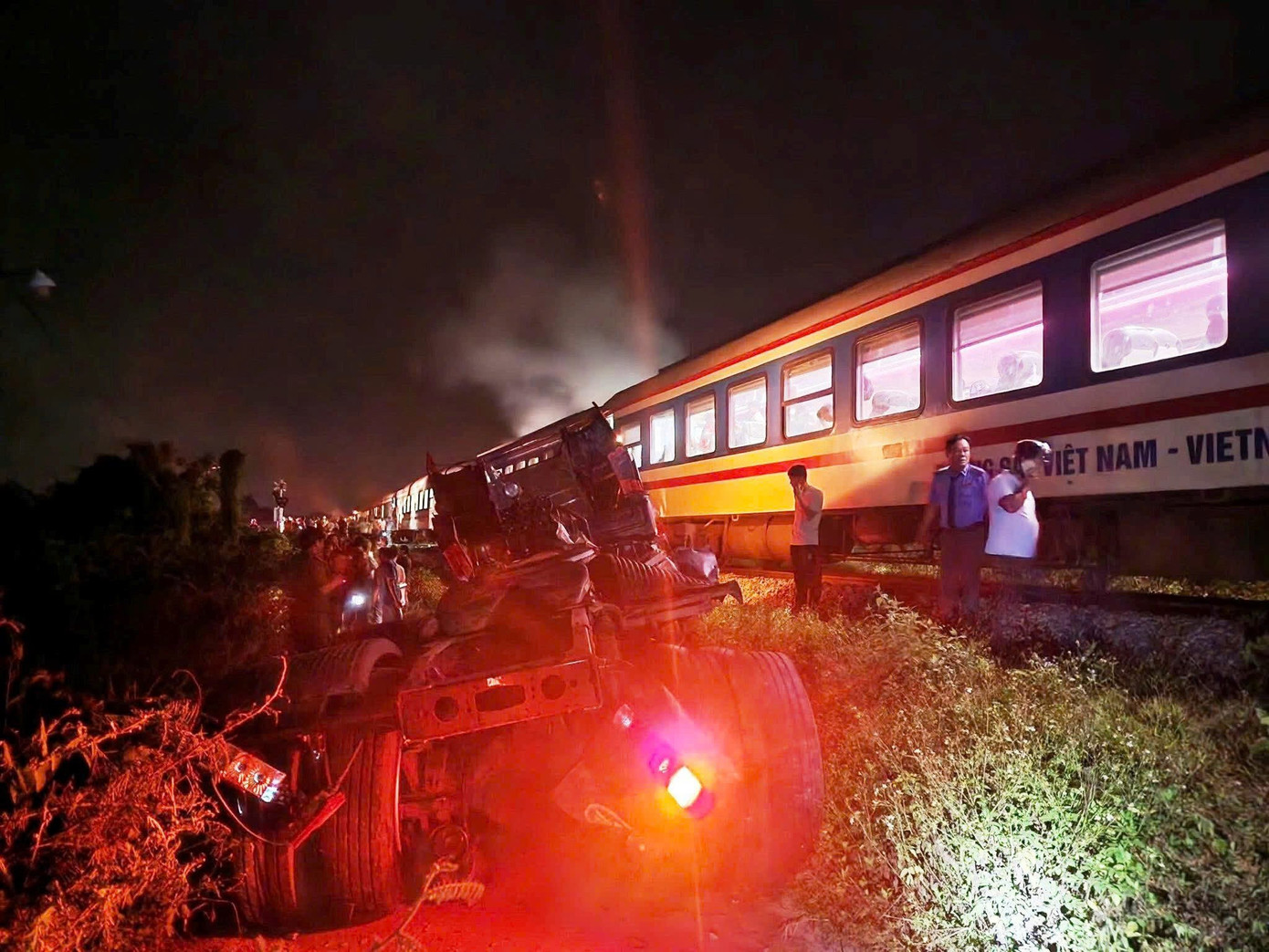 Xe đầu k&eacute;o vượt r&agrave;o chắn, bị t&agrave;u hỏa t&ocirc;ng g&atilde;y đ&ocirc;i ở Quảng Ng&atilde;i - Ảnh 2.