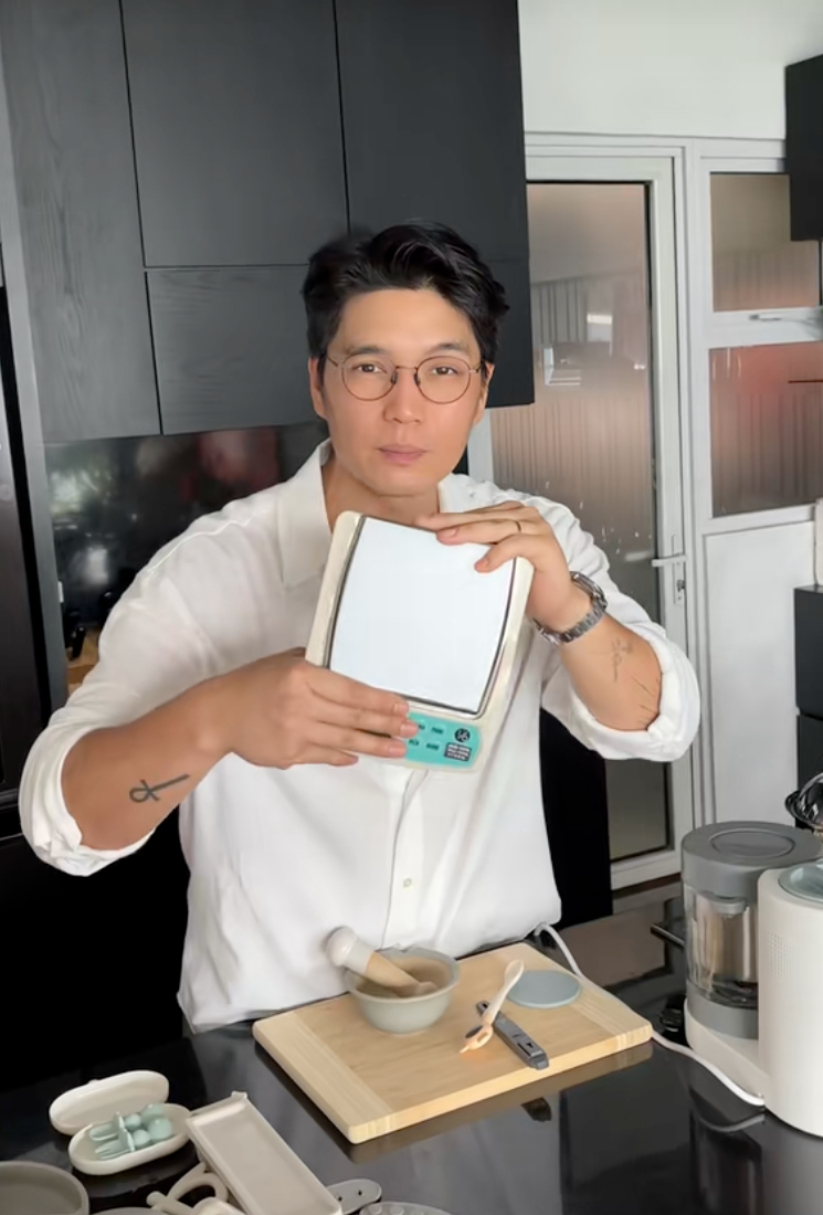 &Aacute;i nữ của Ng&ocirc; Thanh V&acirc;n ch&iacute;nh thức ăn dặm, Huy Trần khoe loạt &ldquo;đồ nghề&rdquo; xịn s&ograve;, một chiếc m&aacute;y đ&atilde; hơn 6 triệu khiến c&aacute;c mẹ bỉm trầm trồ- Ảnh 11.