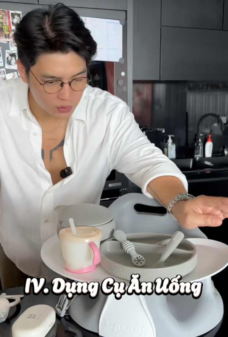 &Aacute;i nữ của Ng&ocirc; Thanh V&acirc;n ch&iacute;nh thức ăn dặm, Huy Trần khoe loạt &ldquo;đồ nghề&rdquo; xịn s&ograve;, một chiếc m&aacute;y đ&atilde; hơn 6 triệu khiến c&aacute;c mẹ bỉm trầm trồ- Ảnh 19.