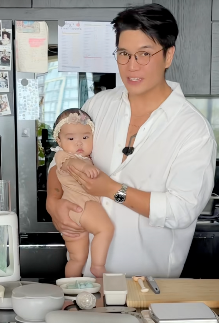 &Aacute;i nữ của Ng&ocirc; Thanh V&acirc;n ch&iacute;nh thức ăn dặm, Huy Trần khoe loạt &ldquo;đồ nghề&rdquo; xịn s&ograve;, một chiếc m&aacute;y đ&atilde; hơn 6 triệu khiến c&aacute;c mẹ bỉm trầm trồ- Ảnh 2.