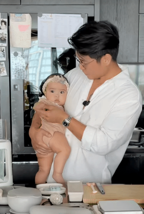 &Aacute;i nữ của Ng&ocirc; Thanh V&acirc;n ch&iacute;nh thức ăn dặm, Huy Trần khoe loạt &ldquo;đồ nghề&rdquo; xịn s&ograve;, một chiếc m&aacute;y đ&atilde; hơn 6 triệu khiến c&aacute;c mẹ bỉm trầm trồ- Ảnh 1.