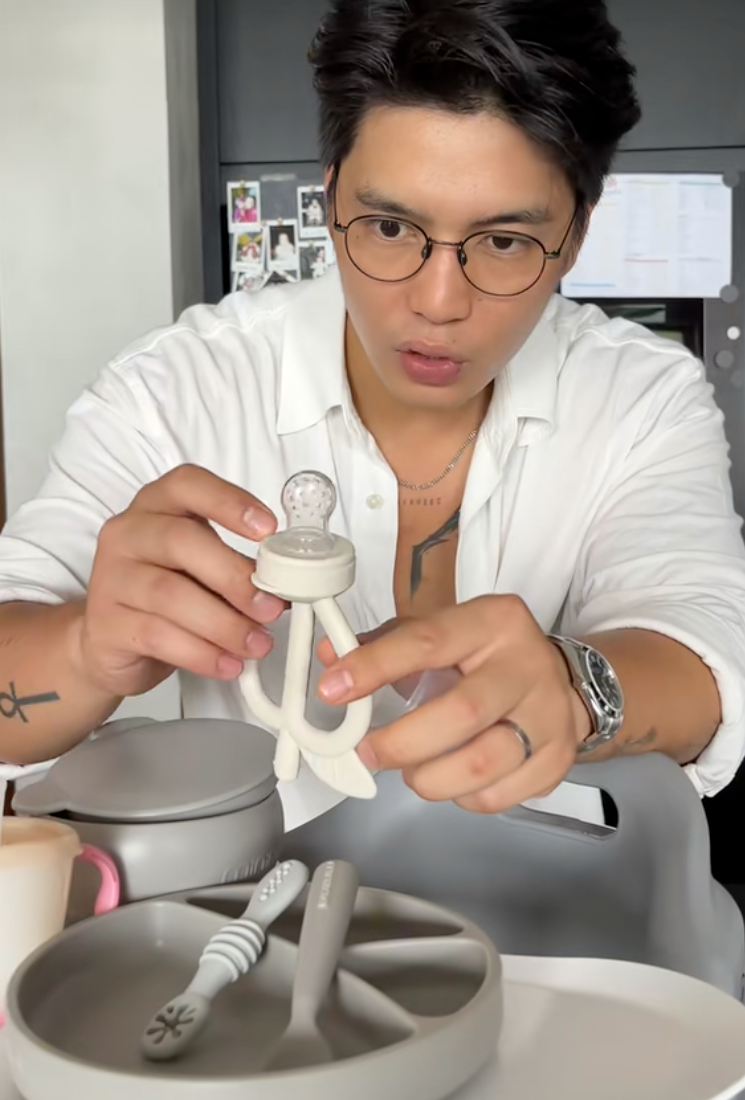 &Aacute;i nữ của Ng&ocirc; Thanh V&acirc;n ch&iacute;nh thức ăn dặm, Huy Trần khoe loạt &ldquo;đồ nghề&rdquo; xịn s&ograve;, một chiếc m&aacute;y đ&atilde; hơn 6 triệu khiến c&aacute;c mẹ bỉm trầm trồ- Ảnh 23.